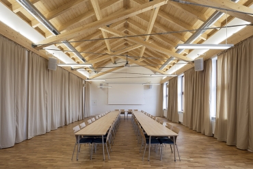 Také malý sál zastřešuje atypicky řešený krov. Základem konstrukčního systému je princip „rybářské stoličky“.