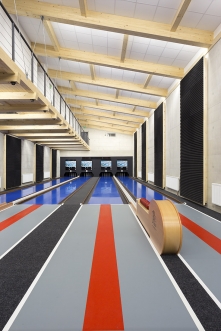 Do prostoru kuželny bylo vloženo zavěšené mezipatro s pavlačí. Konstrukce zastřešení a mezipatra je rovněž tvořena dřevěnými lepenými nosníky, vyvěšovací táhla jsou ocelová.