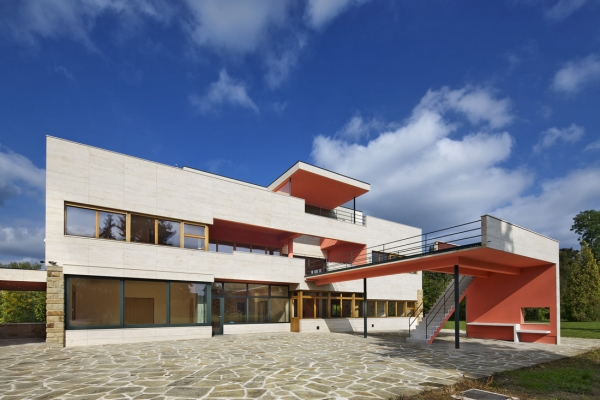 Ve spodní části objektu tvoří vnější povrchy vily zdivo z hrubě opracovaných pískovcových bloků, na které navazuje rozsáhlá plocha travertinových obkladů, lokálně doplněných omítkami