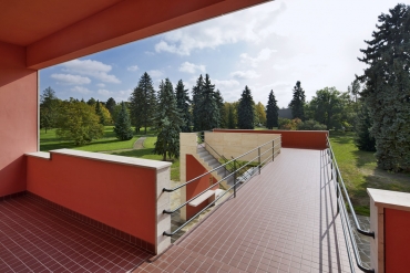 Můstek ke schodišti do bazénu