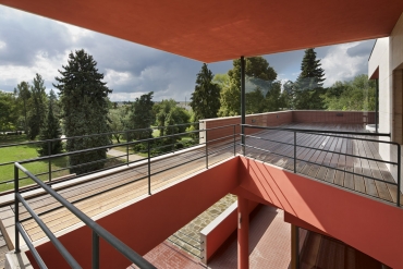 Terasy na nejvyšším podlaží s ustupujícím patrem