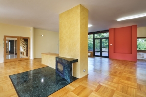 Severojižní hala v 1. NP přechází do společného prostoru s krbem