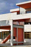 Horizontalitu stavby podtrhují parapety, atika a předstupující střecha