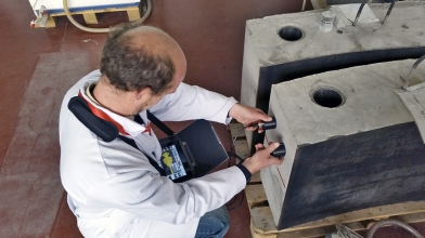 Obr. 2: Měření hloubky trhliny v 1 : 1 modelu betonu biologického stínění šachty reaktoru VVER 1000 Jaderné elektrárny Temelín pomocí nepřímé ultrazvukové metody