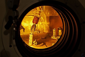 Obr. 3: Práce robotických manipulátorů v horké komoře v areálu ÚJV Řež, a. s. [11] 