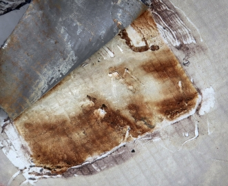 Obr. 3: Marná snaha o provedení záplaty na vystárlém hydroizolačním povlaku. Nepodařilo se ani řádně roztavit hmotu vrchní, nové fólie, tak jak by měla vypadat – viz také oblast (E) předcházejícího obrázku.