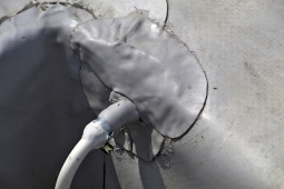 Obr. 7: Příklad prostupu hromosvodu – detail