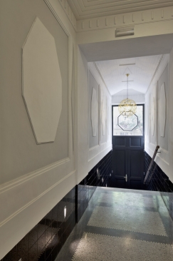 Vstupní vestibul – ve společných interiérech je zrestaurovaná štuková výzdoba,  jsou tu nové lustry a dopisní schránky v podobě historizující komody