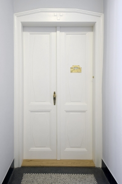 Vstupní dveře do bytů byly obnoveny včetně dobového kování