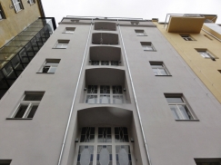 Nová dvorní fasáda před instalací výtahu