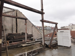 Starý krov byl snesen, nový bude v interiérech částečně pohledový. Krov je dovyztužený ocelovými profily, aby se dispozice částečně uvolnila. Jako střešní krytina byly zvoleny bobrovky na korunové krytí, na pultové střeše plechová.