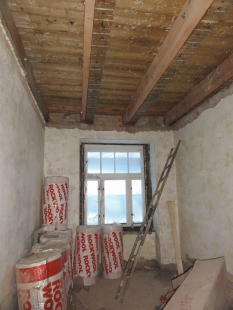 Stropy měly klasickou skladbu s násypem, která byla upravena tak, aby se zlepšily její akustické parametry. Stropní trámy měly poškozená zhlaví, musely se tedy odkrýt, opravit a po celé délce zpevnit příložkami.