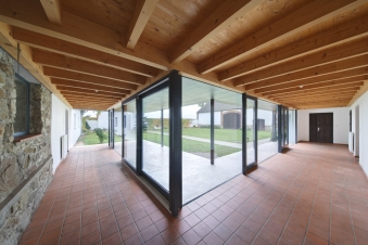 Chodba propojuje všechny provozy komunity. Architekti ji řešili jako neformální místo pro setkávání a denní provoz – je součástí dvora i komunity, má vnitřní prosklený prostor a vnější krytý ochoz. Jídelna je umístěna v rohu usedlosti, kde se zachovalo původní kamenné zdivo.