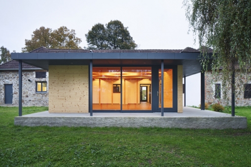 Komunitní místnost byla přistavěna k severozápadní fasádě středního traktu