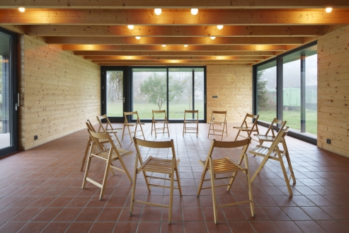 V komunitní místnosti je důležitý motiv kruhu při uspořádání židlí nebo jako osvětlení na stropě. Prosklená fasáda se otevírá velkoplošnými posuvnými stěnami.