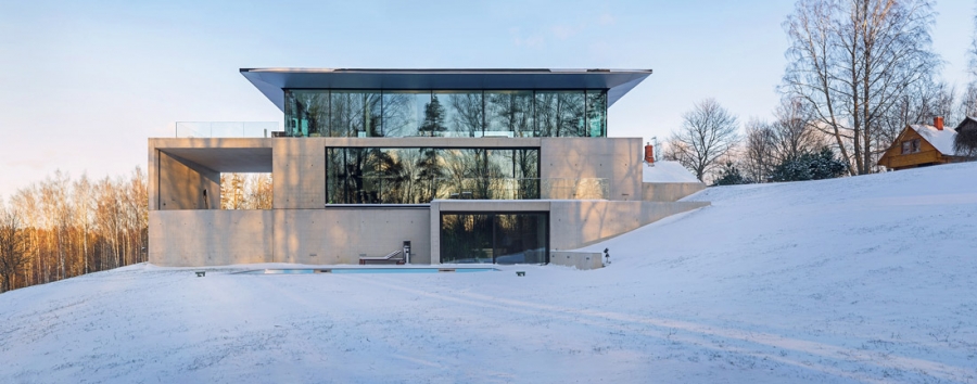 Impozantní budova ze skla a betonu organicky zapadá do terasovitého terénu. Architekti studia Outofbox tomu říkají „asketický design“.