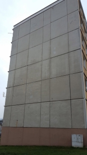 Stav panelového domu v Horažďovicích před rekonstrukcí