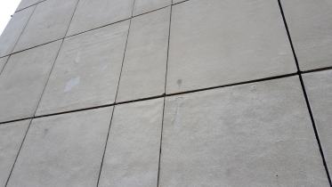 Betonové panely byly poměrně zdravé. Místy docházelo k odlupování svrchní vrstvy. Dále byly zaznamenány trhající se rohy panelů a obnažené spoje ve spárách, kde k sobě doléhá výztuž.