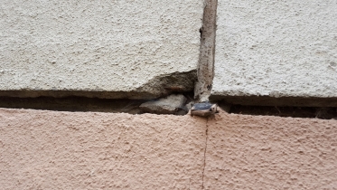 Detail degradovaného rohu panelu