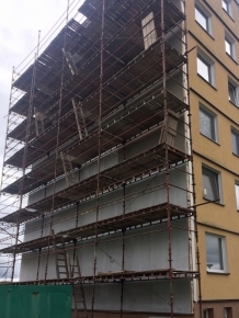 Fasáda je opláštěna deskami Aquapanel Outdoor a opatřena omítkou