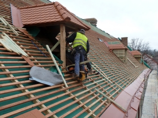 Pálená krytina Opál od firmy Bramac na střeše zámku v Teplicích nad Metují