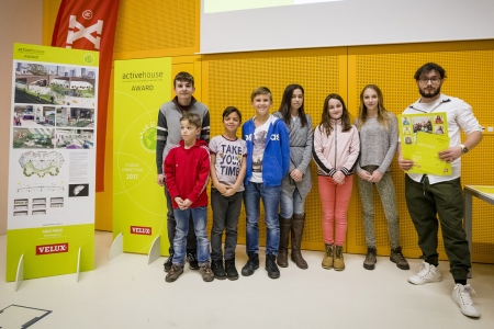 Děti z Dětského domova Dagmar předávají speciální Cenu dětské poroty