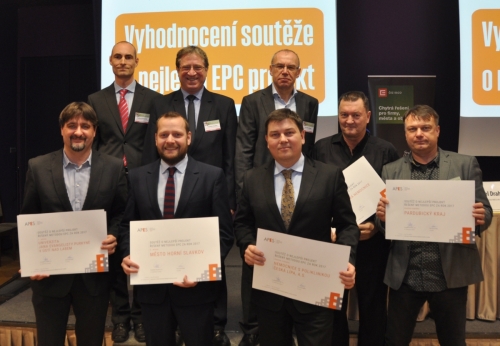 Společné foto všech oceněných: dole zleva Tomáš Kraus (UJEP), Alexandr Terek (starosta Horního Slavkova), Čestmír Vaner (Nemocnice Česká Lípa), Vladimír Veselý (PN Bohnice) a Milan Vích (Pardubický kraj). Nahoře pak zleva Radim Kohoutek (APES), Vladimír Sochor (MPO) a Ivo Slavotínek (APES)