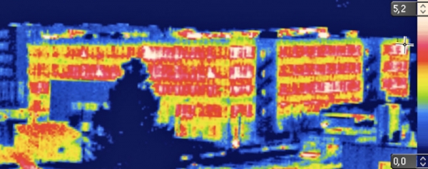 Obr. 1: Pokud je teplota povrchu skla +5 °C a teplota okolních předmětů je 0 °C, vyzáří se z 1 m² okna cca 20 W