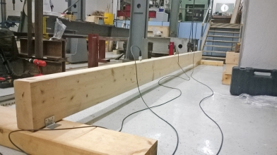 Obr. 2: Skúšobná zostava pre meranie vlastných frekvencií drevených trámov