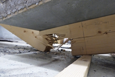 Obr. 5b: Detail porušenia