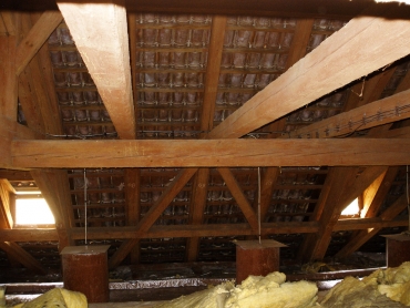 Obr. 3: Krov Nosticovy haly připravený k mykologickému průzkumu, odkrytá zhlaví trámů