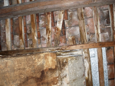 Obr. 5: Zatékání střechou a zlomení latě vlivem napadení dřevokaznou houbou