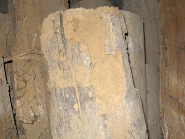 Obr. 6: Intenzivní hloubkové poškození trámu dřevokazným hmyzem