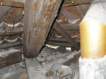 Obr. 8: Zbytky stavebního materiálu v prostoru krovu