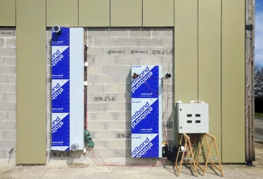 Obr. 7: Rekuperační jednotka a tepelný zásobník na stěně zkušebního pracoviště