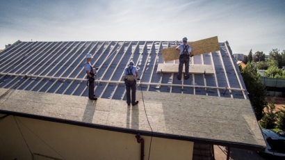 Nové opláštění střechy deskami Egger Roofing Board, foto Marian Ouatu