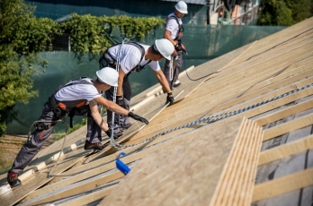 Nové opláštění střechy deskami Egger Roofing Board, foto Marian Ouatu