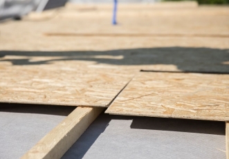 Nové opláštění střechy deskami Egger Roofing Board, foto Marian Ouatu