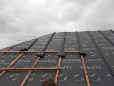 Skladba střechy třída těsnosti 1: dřevěné bednění; difuzně otevřená DHV (pojistná hydroizolace) DELTA-ALPINA, umožňující homogenní spoj; kontralatě jsou kryty přířezovými pásy DELTA-ALPINA. Tepelný izolant se následně ze spodní strany doplní bezprostředně k bednění bez jakékoliv větrané mezery.