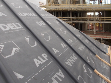 Skladba střechy třída těsnosti 1: dřevěné bednění; difuzně otevřená DHV (pojistná hydroizolace) DELTA-ALPINA, umožňující homogenní spoj; kontralatě jsou kryty přířezovými pásy DELTA-ALPINA. Tepelný izolant se následně ze spodní strany doplní bezprostředně k bednění bez jakékoliv větrané mezery.