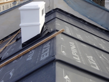 Skladba střechy třída těsnosti 1: dřevěné bednění; difuzně otevřená DHV (pojistná hydroizolace) DELTA-ALPINA, umožňující homogenní spoj; kontralatě jsou kryty přířezovými pásy DELTA-ALPINA. Tepelný izolant se následně ze spodní strany doplní bezprostředně k bednění bez jakékoliv větrané mezery.