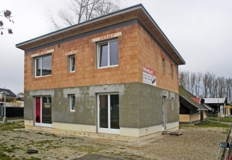 Obr. 3, 4: Experimentální dům v různých fázích stavby. Bez vnější omítky byla naměřena hodnota n50 = 0,4 h–1, při dokončení budovy byla naměřena hodnota n50 = 0,2 h–1 i po roce užívání.