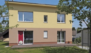 Obr. 3, 4: Experimentální dům v různých fázích stavby. Bez vnější omítky byla naměřena hodnota n50 = 0,4 h–1, při dokončení budovy byla naměřena hodnota n50 = 0,2 h–1 i po roce užívání.