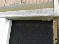 Obr. 5–7: RD Zliv, velmi pečlivé, v některých případech až předimenzované provedení detailů pro zajištění vzducho­těsnosti obálky budovy vedlo k extrémně nízké hodnotě n50 při kontrolním blower-door testu: 0,2 h–1