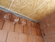 Obr. 5–7: RD Zliv, velmi pečlivé, v některých případech až předimenzované provedení detailů pro zajištění vzducho­těsnosti obálky budovy vedlo k extrémně nízké hodnotě n50 při kontrolním blower-door testu: 0,2 h–1