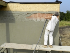 Obr. 5–7: RD Zliv, velmi pečlivé, v některých případech až předimenzované provedení detailů pro zajištění vzducho­těsnosti obálky budovy vedlo k extrémně nízké hodnotě n50 při kontrolním blower-door testu: 0,2 h–1