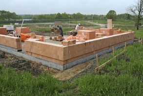 Obr. 8–10: RD Zliv, výstavba, dokončená budova, měření těsnosti obálky budovy