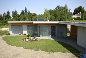 Obr. 8–10: RD Zliv, výstavba, dokončená budova, měření těsnosti obálky budovy