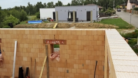 Obr.  11–13: RD Radomyšl, stavba a různé fáze domu při měření testu vzduchotěsnosti obálky budovy. Při kontrolním testu byla naměřena hodnota  n50 = 0,7 h–1. Po dokončení budovy byla naměřena hodnota n50 = 0,4 h–1. 