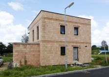 Obr. 11–13: RD Radomyšl, stavba a různé fáze domu při měření testu vzduchotěsnosti obálky budovy. Při kontrolním testu byla naměřena hodnota  n50 = 0,7 h–1. Po dokončení budovy byla naměřena hodnota n50 = 0,4 h–1. 